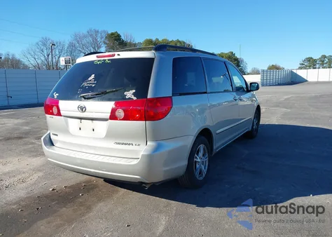 2010 Toyota Sienna Le z USA, uszkodzony, nr VIN 5TDKK4CC5AS304570